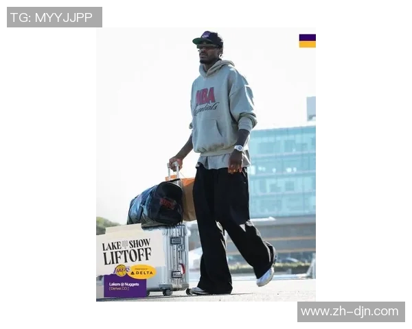 湖人队启程前往凤凰城客场比赛登机照曝光全队士气高涨